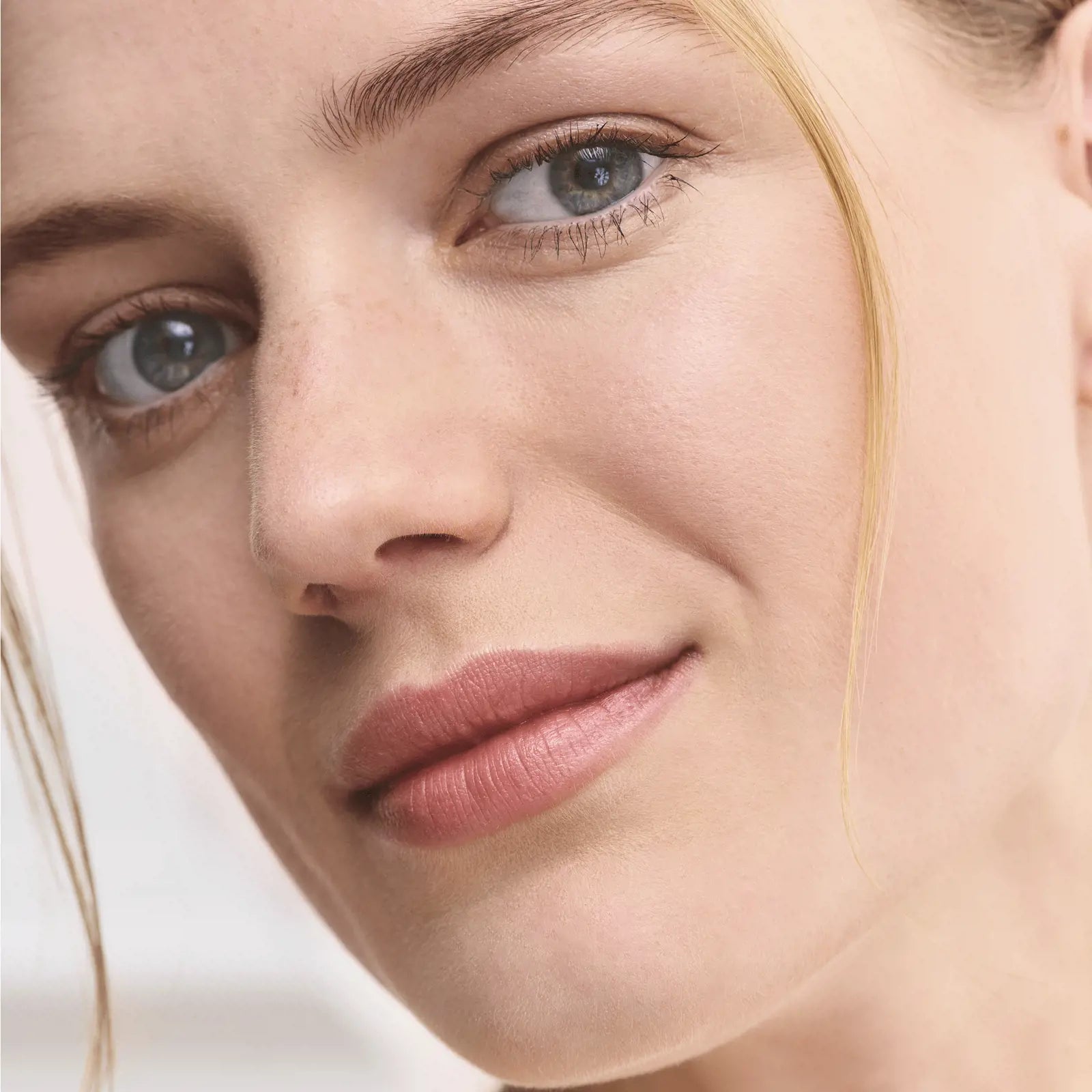 The ONE Everlasting Sync Stress-Free Foundation SPF 20 + UVA protection Natural